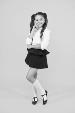 Çalışmalar la ilgili gelecek planları yapmak. Gelecekteki öğrenci sarı arka plan üzerinde gülümsüyor. Mutlu okul çocuğu gelecekteki hedefleri ve hırsları hakkında düşünme. Gelecek nesil