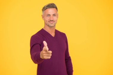 Motivasyonlu adam. Kendinden emin ve motive. Motive olmuş hissediyorum. Müthişsin. Yetişkin bir hippi sarı arka planı. Erkeklik ve vahşet. Adam seni işaret ediyor. Destek ve motivasyon