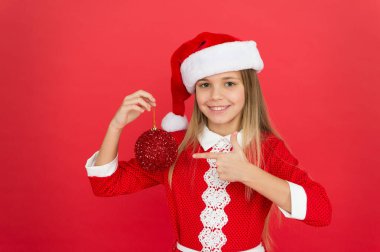 Uyarı takvimi. Güzel dekor. Noel partisi. Kış tatili Noel kutlaması fikri. Gülen surat. Parlak ve parıltılı. Okul partisi. Çocuk, parıldayan dekor topunu tut. Festivalsel dekor kavramı