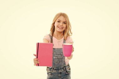 Destek lazım. Çay fincan ve Not kitabı tutan sevimli kız. Küçük çocuk sabah çayı tadını çıkarıyor. Küçük bebek kahvaltı için süt ile çay içiyor. Sabah çay molası olan mutlu çocuk