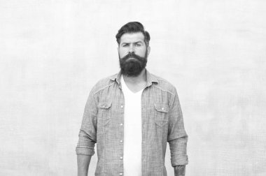 Küstahlık yaymak. Kuaför ustası. Sakallı, olgun bir hippi. Berber bakımı. Ciddi sakallı adam. Sıradan erkek modası. Denim bak. Bıyıklı, vahşi, beyaz bir hippi. Saçları sihirli gösterir.