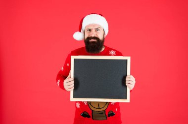 Noel Baba reklamı. Bilgi için tebeşir tahtası. Sunum konsepti. Kış duyurusu. Kış olayı. Kış tatili Sakallı adam boş karatahta kopyalama alanı. Guy Noel Baba 'nın kırmızı arka planı