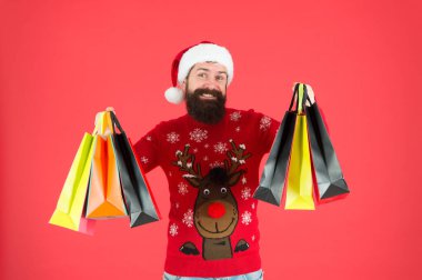 Noel hediyeleri. Aileye hediyeler. Noel Baba geliyor. Sakallı hippi alışveriş çantası taşır. Hediyeli paketler. Mutlu adam hediyeler aldı. Başlangıçta planladığından fazlasını harcıyorsun. Alışverişkolik kavram