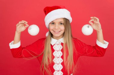 Biraz süs ekle. Noel dekorasyonu fikirleri. Çocuk Noel Baba kostümü Noel baloları düzenler. Evrensel dekorasyonlar. Noel dekoru. Kış tatili Neşeli bir ruh hali. Kartopu konsepti. Mutlu çocuk.