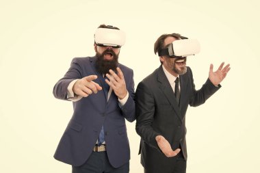 Erkekler sakallı resmi takım elbise. Dijital teknolojiler. İş inovasyonu. Vr sunumu. Men vr gözlük modern teknoloji beyaz arka plan. Yenilikçilerden oluşan bir ekip. Sanal iş. Çevrimiçi iş konsepti