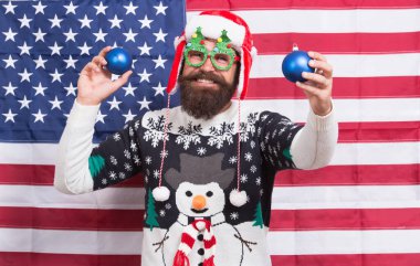 Amerikalı olmak eğlenceli olabilir. Sakallı adam yeni yıl eğlencesine çıkar. Vatansever Noel Baba yıldızlı pankartta. Şölen dekoru. Noel arifesi eğlencesi İyi tatiller. Tatil şerefe. Mevsimler selamlar. Eğlence başlıyor.