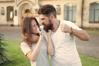 Kızgın hipster ve güzel bir kadın. İlişkiler sorunu. Aile krizi kavramı. Şiddeti durdurun sosyal hareket. Nefsi müdafaa. Şiddet ve saldırganlık. Aile kuralları. Çift kadına karşı şiddete maruz