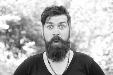 Harika bir bıyık hissediyorum. Şık bıyık lı sakallı adam. Traşsız yüzünde dokulu bıyıklı saçları olan acımasız hipster. Doğal açık havada uzun sakal ve bıyık giyen sürpriz adam