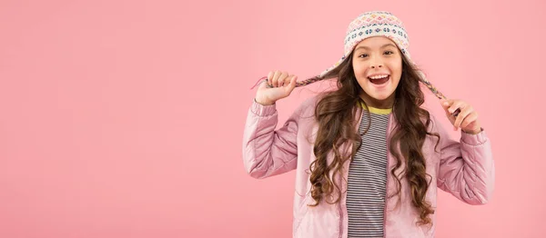 Underbara små barnkläder stickad accessoar. Söt liten flicka med mode tillbehör rosa bakgrund. Klädaffär. Barn hattar för vintersäsongen. Tillbehörsskydd huvud. Trendig snygg accessoar — Stockfoto