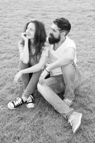 Sødt par. modepar har det sjovt sammen. sød pige og skægget mand hipster på grønt græs. forelskede par. Studerendes liv. Familie weekend. sommer slappe af i parken - Stock-foto