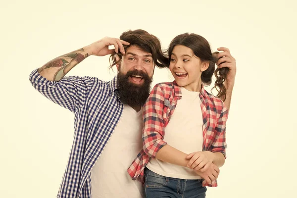 Leuke tijd thuis doorbrengen. Samen gek gaan. Gelukkig klein meisje met vader. klein kind houdt van haar vader. Fathers Day. Childrens dag. familieband. samen plezier hebben. vader en dochter. Haircare — Stockfoto