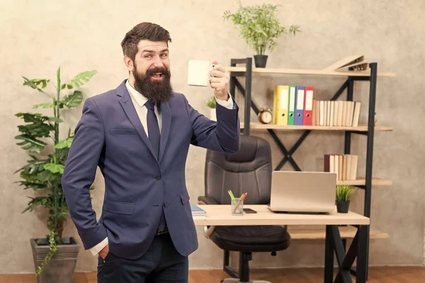 El café siempre es una buena idea. Comience el día con café. Café relajante. Jefe disfrutando de la bebida energética. Adicta a la cafeína. Hombre barbudo hombre de negocios mantenga la oficina de la taza. Las personas exitosas toman café — Foto de Stock