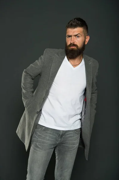 Hipster vistiendo ropa casual. Tienda de ropa. Tendencia de ropa masculina. Ropa de hombre. Hipster usa ropa cómoda. Hombre caucásico demostrar ropa de moda masculina. Hombre barbudo con bigote y barba sin afeitar — Foto de Stock