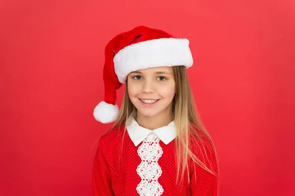 Noel alışverişi. Yeni yıl partisi. Noel Baba kızı. İyi tatiller. Xmas için hediye. Tasasız çocukluk. Noel Baba kırmızı şapkalı küçük kız. Noel Baba 'ya inan. Çocukluk anıları — Stok fotoğraf