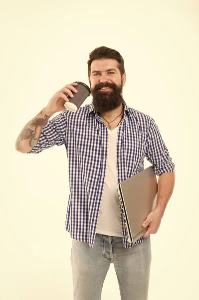 Να είσαι κινητός. Χαρούμενος τύπος κρατώντας κλειστό φορητό υπολογιστή για χρήση για κινητές συσκευές. Τεχνολογία υπολογιστών με κινητή συσκευή που πίνει τσάι ή καφέ με τα πόδια. Άνθρωπος με γένια απολαμβάνοντας το ζεστό ποτό και το κινητό του Internet — Φωτογραφία Αρχείου