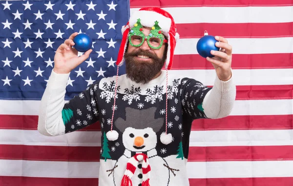 Amerikaan zijn kan leuk zijn. Een man met baard heeft nieuwjaarsplezier. Patriottische Kerstman op ster spangled banner. Feestelijke inrichting. Kerstavond leuk. Fijne feestdagen. Vakantie proost. Seizoenen groeten. Het plezier begint. — Stockfoto