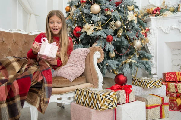 Bright memories. xmas online shopping. Family holiday. Happy new year. Winter. The morning before Xmas. Little girl. Christmas tree and presents. Child enjoy the holiday — Stock Photo, Image