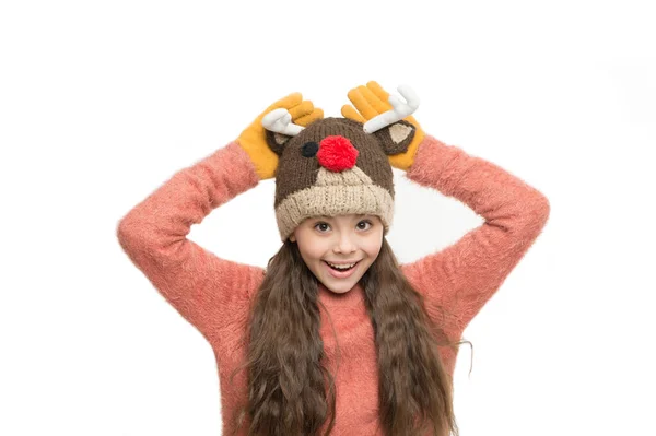 Carnaval de Natal. Diversão e alegria. Miúdo alegre. Bonitinho brincalhão. Adorável bebê desgaste bonito inverno tricotado chapéu de veado. Renas giras com nariz vermelho. Acessórios bonitos. Menina desgaste inverno tema acessório — Fotografia de Stock