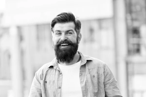 Tão individual como tu. feliz hispter ao ar livre. Homem brutal, confiante e bonito. Cuidado com o cabelo e barba. Cuidados com barbeiros. Um hipster brutal com bigode. Hipster maduro com barba. Homem barbudo — Fotografia de Stock