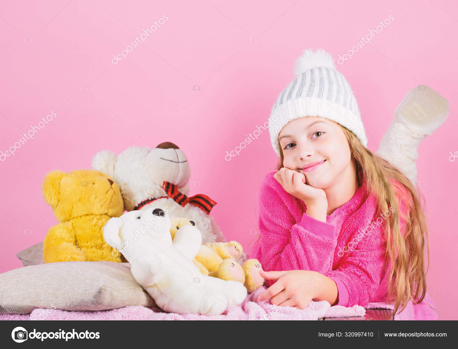 Brinquedos para criança menina pequena com brinquedo de urso macio menina  jogando jogo na sala de jogos feliz infância aniversário abraçando um  ursinho de pelúcia loja de brinquedos dia das crianças melhor