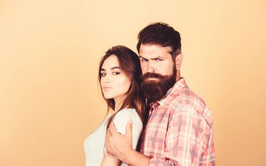 Çok yakın. Erkek kucaklaşma güzel bir kadın. Esmer kız ile sakallı hipster sarılmak. Tutkusunu hisset. Hassas dokunuş. Aşık şehvetli bir çift. Aşk konsepti. Evliliği korumak için destek. Romantik coupe. Aşk hissi