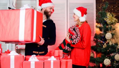 Tutkulu bir aşk. Birbirine aşık çift Noel Baba şapkası. Mutlu yıllar. Aile tatili. Sevgilinle sıcak bir akşam. Neşeli erkek ve kadın hediyelerini paylaşır. Noel 'i birlikte kutlayalım. kış mevsimi