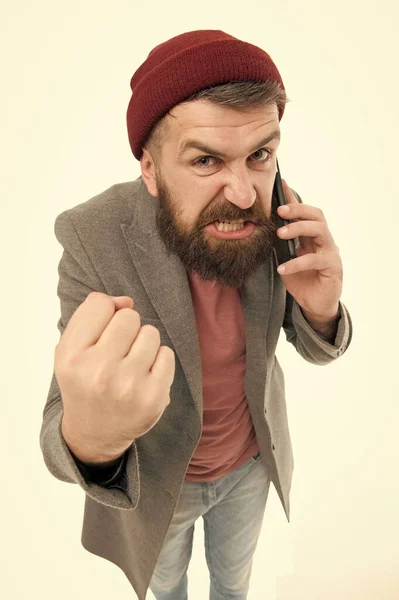 Mobiel oproepconcept. Man met baard hipster houden mobiele telefoon witte achtergrond. Stijlvolle vent gebruikt een mobiele telefoon. Moeilijkheden met mobiele communicatie. Hipster smartphone bellen vriend. Belangrijk gesprek — Stockfoto