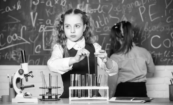 Inteligentne i pewne dzieci. Lekcja chemii. uczniowie robią eksperymenty biologii z mikroskopem w laboratorium. Małe dzieci uczą się chemii w szkole laboratorium. Sprzęt chemika. Edukacja chemii — Zdjęcie stockowe