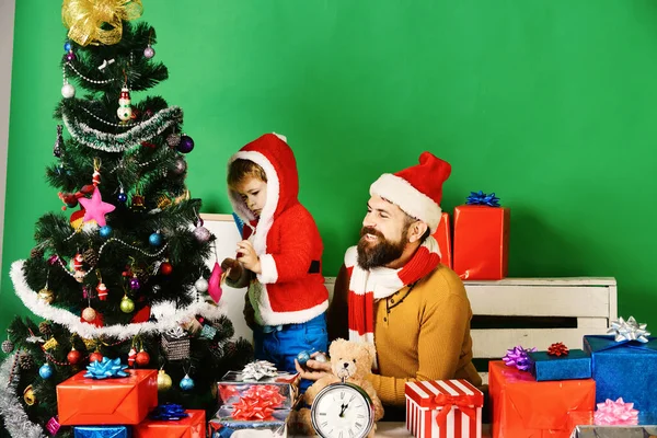 Glückliche Familie mit Kind Sohn schmückt Weihnachtsbaum — Stockfoto