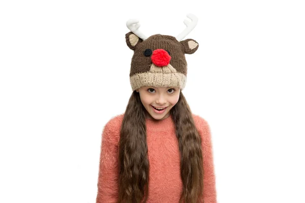 쾌활 한 녀석. 장난스럽게 귀엽네. 사랑 스러운 아기는 귀여운 겨울 뜨개질 사슴 모자를 쓰고 있다. 빨간 코를 가진 귀여운 순록. 정교 한 액세서리. 소녀들은 겨울 테마 액세서리를 입는다. 크리스마스 카니발. 재미와 기쁨 — 스톡 사진