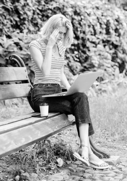 У девушки бизнес в интернете. Веб-коммуникации. лето онлайн. Блоггер создает контент для социальной сети. девушка с ноутбуком. Блоггер вдохновляется природой. писатель с блокнотом. Наслаждаясь студенческой жизнью — стоковое фото