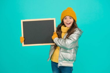 Kış tatili. Gülümseyen kız kışlık kıyafet giyer ve boş karatahta fotokopi alanı gösterir. Kış olayı. Çocuk toplumunu bilgilendirmek. Daha fazla bilgi için, tüm detayları burada bulabilirsiniz. Önemli bir duyuru.