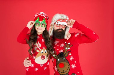 Komik bir tarz. Mutlu bir aile. Küçük kız ve neşeli baba. Aile değerleri. Aileler kışlık kazak giyer. Eğleniyorum. Noel anıları. Baba ve kızı yeni yılı kutluyor. Aile tatili