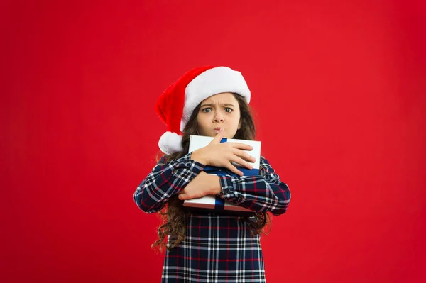 戴红帽子的小女孩。圣诞购物。寒假快乐淘气的小女孩圣诞节的礼物。童年。新年派对。圣诞老人的孩子。它是我的 — 图库照片