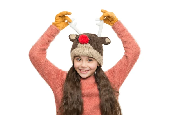 Ragazzo allegro. Cutie giocoso. Adorabile bambino indossare carino cappello a maglia invernale. Carina la renna col naso rosso. Accessori carini. Ragazza indossare accessori tema invernale. E 'Natale. Divertimento e gioia. Spirito festivo — Foto Stock