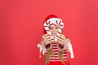 Noel dekoru. Kış tatili için geleneksel çizgili şeker kamışı. En sevdiği mevsim. Noel dekorasyonu fikirleri. Noel Baba 'nın Noel Baba şapkasında şeker kamışı sarısı var. Dekorasyon dükkanı.