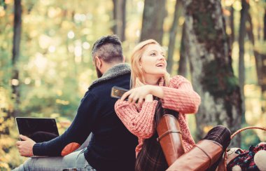 Çevrimiçi yaşam modern teknoloji. Tüm hesaplardan çıkış. Modern hayat. Gezici aletlerle parkta rahatlayan mutlu çift. İnternet bağımlılığı. Modern insanlar her zaman çevrimiçi iletişim içerir.