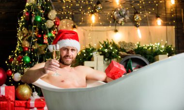 Rahatlama zamanı. En iyi Noel hediyesi. Noel spa 'sı. Maço partiden sonra şampanya içer. Yeni yılın kutlu olsun. Erotik dilek. arzuyu hisset. Kaslı adam küveti gevşet. Seksi olgun adam banyosu. kış tatili
