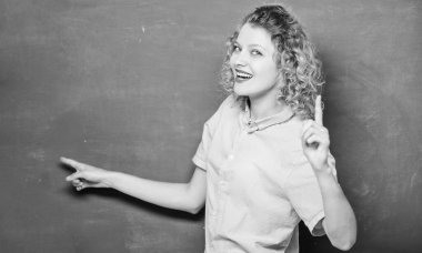 Öğretmen zor konuyu açıklar. Unutulmaması gereken önemli bilgiler. Öğretmenlerin en iyi arkadaşı. Öğretmenlik daha eğlenceli olabilirdi. İyi bir basitleştirme ustası. Tebeşir tahtası önünde kadın öğretmen