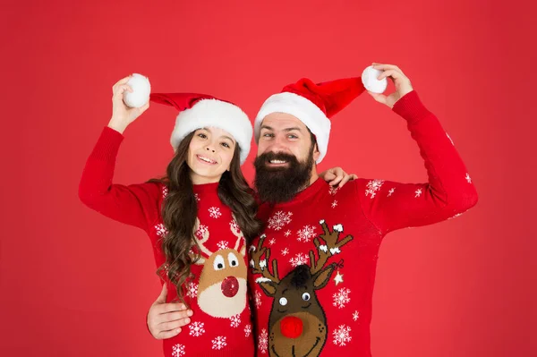 Felice anno nuovo. Sto aspettando Babbo Natale. Felici insieme. Buon Natale a tutti. Papà e figlia maglioni invernali celebrano il nuovo anno. Vacanze invernali. Uomini e bambini barbuti. Famiglia felice festeggia la vacanza — Foto Stock