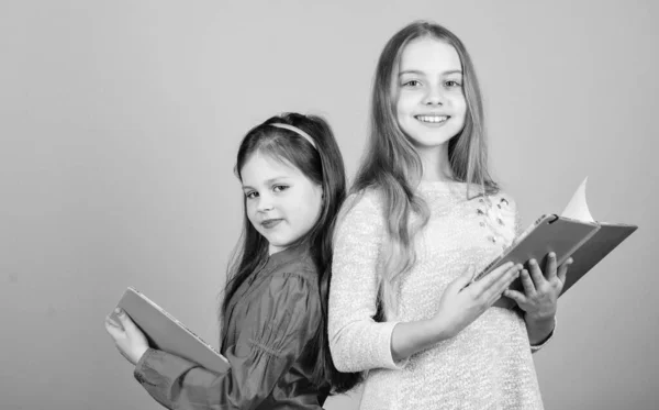 A fazer pesquisa. livros para escrever. De volta à escola. estudantes lendo um livro. Projecto escolar. Amizade e irmandade. meninas pequenas com cadernos. crianças pequenas felizes prontas para a lição da escola — Fotografia de Stock