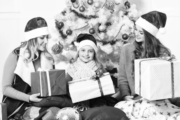 Vacaciones de invierno y concepto de fiesta. Familia o amigos en sombreros — Foto de Stock