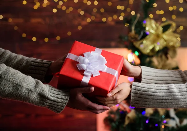 Nytt år är på väg. närvarande till jul semester. En gåva med kärlek. Man ger kvinna en låda. Familjevärderingar. Älskar varandra. En förälskad pars händer. God jul, då. Gott nytt år. vintersemester helg — Stockfoto