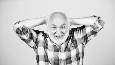 Sadece mutluyum. Kareli gömlekli olgun sakallı adam. Büyükbabam emekliye ayrıldı. Gri sakallı mutlu son sınıf öğrencisi. Berber ve kuaför salonu. Erkek modası. pozitif duygular. Mutlu yaşlı büyükbaba