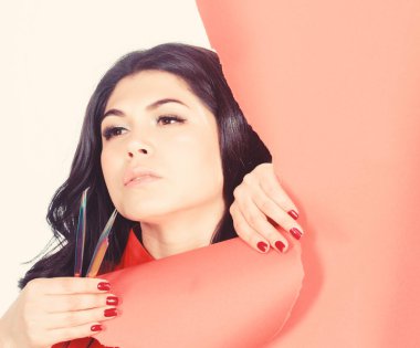 Kirpik uzatma işlemi. kaşlar için özel bir araç ile kozmetolojist. güzellik salonunda profesyonel güzellik uzmanı. Güzellik ve moda. güzel kadın kirpik ustası cımbız tutun. Profesyonel seçim