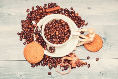 Taze kavrulmuş kahve çekirdeği. Kafein konsepti. Kahve dükkanı konsepti. Kafe içki menüsü. Kahve molası ve rahatla. İlham ve enerji yükü. Kahverengi kahve, kavrulmuş fasulye, mavi ahşap arka plan.