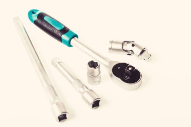 Beyaz arka planda yalıtılmış araçlar kümesi. çok amaçlı araç kiti. Krom Vanadyum Çelik. metallized düzeltme ekipmanları. beyaz arka planda izole edilmiş soket anahtarı. Demir alet seti. Güvenilir araba doktorunuz