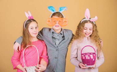 Paskalya tavşanı. Tavşan tavşan kulakları çocuklarda. Bahar tatil partisi. Yumurtası avı. Aile ve kardeşlik. Küçük kız ve erkek busket ile. Mutlu paskalyalar. Bunny Paskalya günü. Ester tavşan AVI başlar