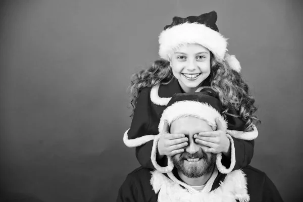 O meu pai é o Pai Natal. A crença no Papai Noel constitui a parte mais mágica da infância. Adivinha quem? Conceito surpresa. Menina criança e pai barbudo usar traje de Papai Noel. Como ser Papai Noel guia dos pais — Fotografia de Stock