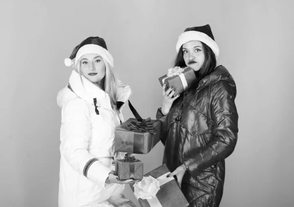 Karácsonykor együtt. téli ünnepek. családi nyaralásra. nők lefelé kabát. lányok Mikulás kalap. karácsonyi divat. szórakoztató és ajándékokat. barátság és Sisterhood. Boldog Új Évet. Xmas-ajándék doboz — Stock Fotó